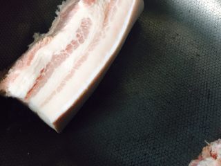 1、回锅肉,五花肉刮毛洗干净冷水下锅，放入八角、桂皮、料酒、花椒、干辣椒、葱段、和姜同煮