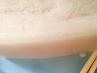 2、回锅肉,大火烧开后撇去血沬，转小火盖上锅盖煮约20分钟，关火让肉在汤中浸泡一会儿，用筷子扎一下，如果一扎便透就表明肉熟了，如果扎不透则表明肉的中间还是生的，煮10分钟后给肉翻个面，肉一熟关火