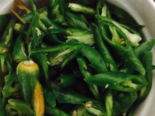 3、回锅肉,青尖椒洗干净后斜切成段备用