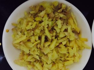 4、回锅肉,姜洗干净后切成丝备用(图中是两个菜的姜量)