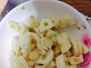 5、回锅肉,大蒜洗干净后切成片备用