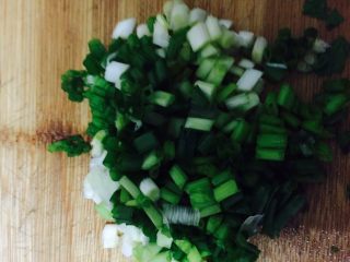 6、回锅肉,葱洗干净切成葱花备用