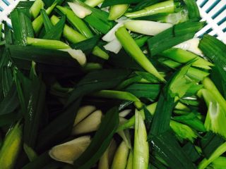 7、回锅肉,蒜苗洗干净斜切成段备用