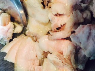 8、回锅肉,五花肉切成薄片备用