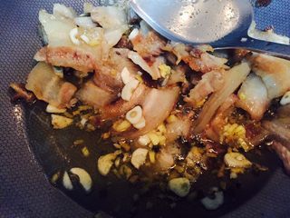 11、回锅肉,放入大蒜、姜丝、花椒煸炒