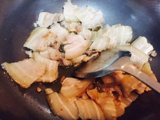 9、回锅肉,锅中倒少许油烧热后，放入肉片，小火煸炒，将油煸出，小心别被溅出的油烫到