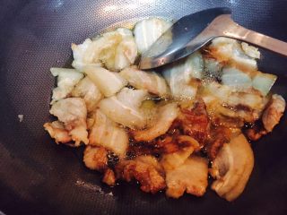 10、回锅肉,煸至肉稍稍变干，将肉片拨在一旁，