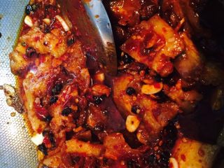 12、回锅肉,放入豆瓣和豆豉，小火煸炒出红油，放入甜面酱、白糖、酱油炒制一会儿