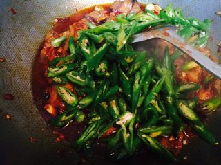 13、回锅肉,放入青尖椒同炒一会儿