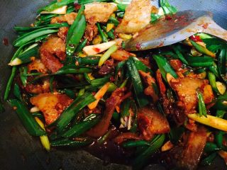 14、回锅肉,最后放入青蒜炒一会儿，起锅时放入葱花和鸡精即可