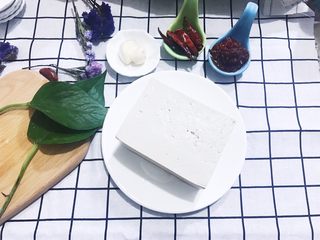 1、家常版麻婆豆腐,准备好材料