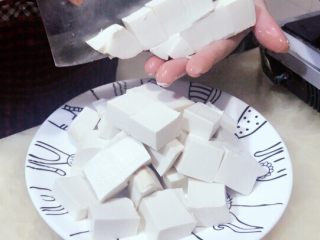 2、家常版麻婆豆腐,豆腐切成小方块