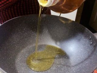 3、家常版麻婆豆腐,往锅里倒油