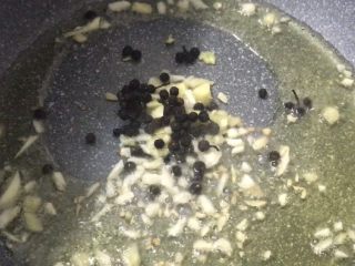 4、家常版麻婆豆腐,油烧七成热，放姜蒜，花椒煸炒