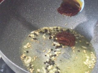 5、家常版麻婆豆腐,放入郫县豆瓣酱