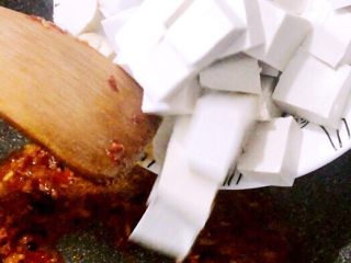 8、家常版麻婆豆腐,将切好的豆腐放进锅里