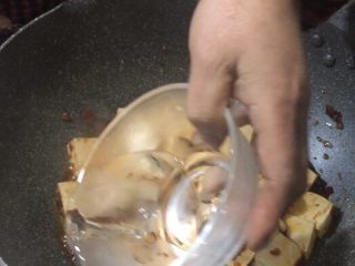 9、家常版麻婆豆腐,放盐煸炒后加水，淹没豆腐底部。