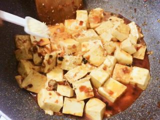 11、家常版麻婆豆腐,焖煮五分钟后，放鸡精。