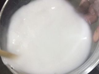 12、家常版麻婆豆腐,淀粉加水调好。