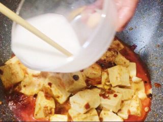 13、家常版麻婆豆腐,倒进锅里勾芡