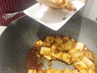 14、家常版麻婆豆腐,翻炒后盛入盘中