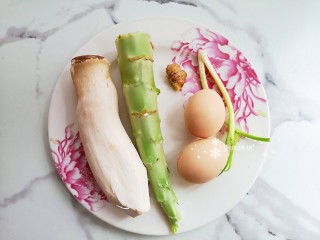 1、杏鲍菇炒鸡蛋,准备食材。