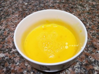 5、杏鲍菇炒鸡蛋,将鸡蛋打入碗中,加入适量料酒搅匀备用。