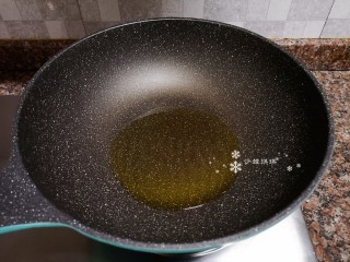 6、杏鲍菇炒鸡蛋,热锅倒油烧至八成热。