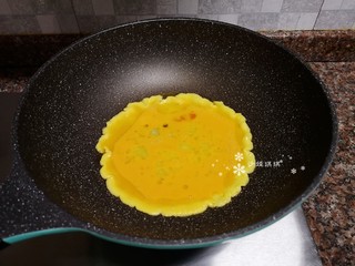 7、杏鲍菇炒鸡蛋,倒入蛋液定型后翻炒一下。