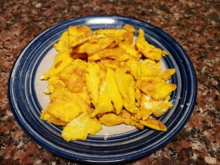 8、杏鲍菇炒鸡蛋,炒好的鸡蛋铲出备用。