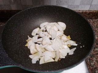 11、杏鲍菇炒鸡蛋,放入杏鲍菇翻炒片刻,直至杏鲍菇变软。