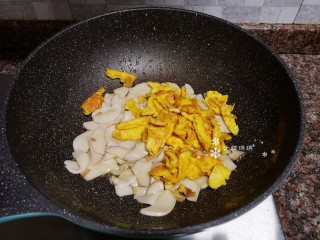 12、杏鲍菇炒鸡蛋,放入鸡蛋翻炒均匀。
