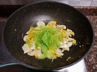 13、杏鲍菇炒鸡蛋,放入莴笋翻炒均匀。
