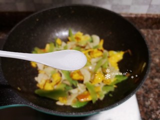 14、杏鲍菇炒鸡蛋,放入适量盐翻炒均匀。