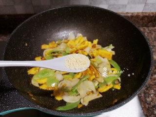 15、杏鲍菇炒鸡蛋,最后放入适量鸡精翻炒均匀即可出锅。