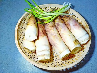 1、油焖冬笋,刚挖的笋要趁着新鲜做才美味。