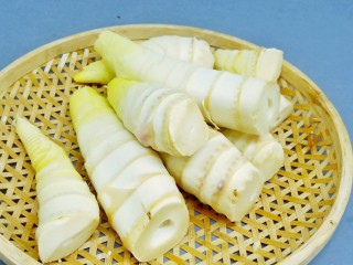 2、油焖冬笋,笋去除外壳的最好方法最好方法不是用手剥，而是用刀将笋正中直向划一刀，这样比较好去除笋壳。