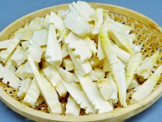 3、油焖冬笋,笋切成寸段。