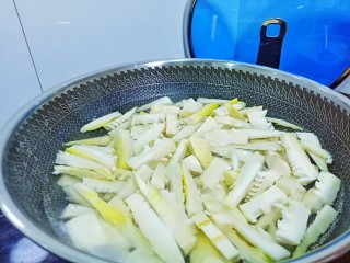 4、油焖冬笋,锅里加适量清水【要没过笋为宜】水开加一勺盐，一勺白酒【加这些可以去除雷笋的涩味】再加雷笋入锅焯水。