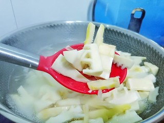 5、油焖冬笋,笋焯水5分钟捞起控水。