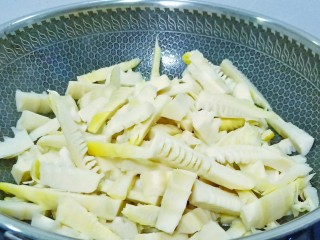 7、油焖冬笋,油热倒入雷笋炒至笋边缘变黄。