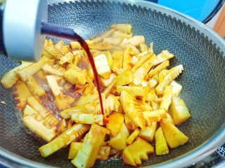 8、油焖冬笋,加生抽调味提色。