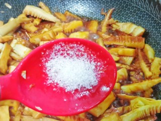 10、油焖冬笋,白糖一勺提鲜。