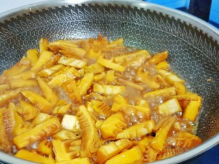 12、油焖冬笋,再加适量的清水，开中火慢慢炖至雷笋入味。