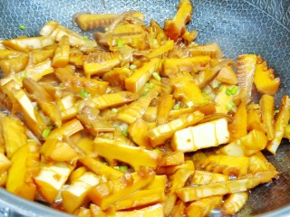 13、油焖冬笋,汤汁差不多就可以收汁了，出锅前撒点葱花提香。