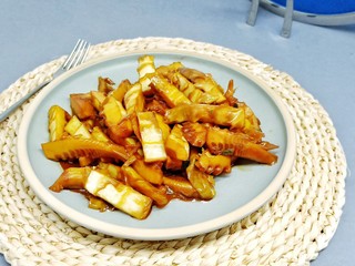 15、油焖冬笋, 笋膳食纤维丰富且低热量，是瘦身圣品。东坡先生有云：“宁可食无肉，不可居无竹，无肉令人瘦，无竹令人俗。”