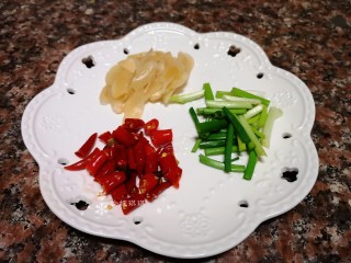 2、泡椒春笋,将泡椒、小葱切段，泡姜切片。