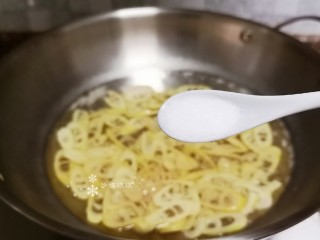 5、泡椒春笋,先将春笋焯水，并且放入适量食盐在水中，煮10分钟左右。