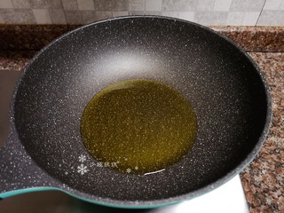 6、泡椒春笋,热锅倒油烧至八成热。