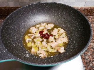 8、泡椒春笋,放入一勺豆瓣酱翻炒出香味。